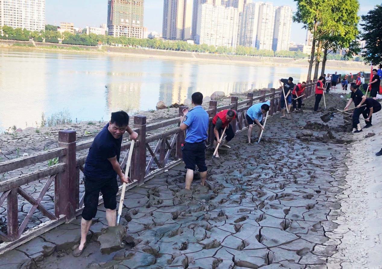 珠晖区城管系统人员和“衡阳群众”志愿者清理湘江东岸亲水平台淤泥。.jpg