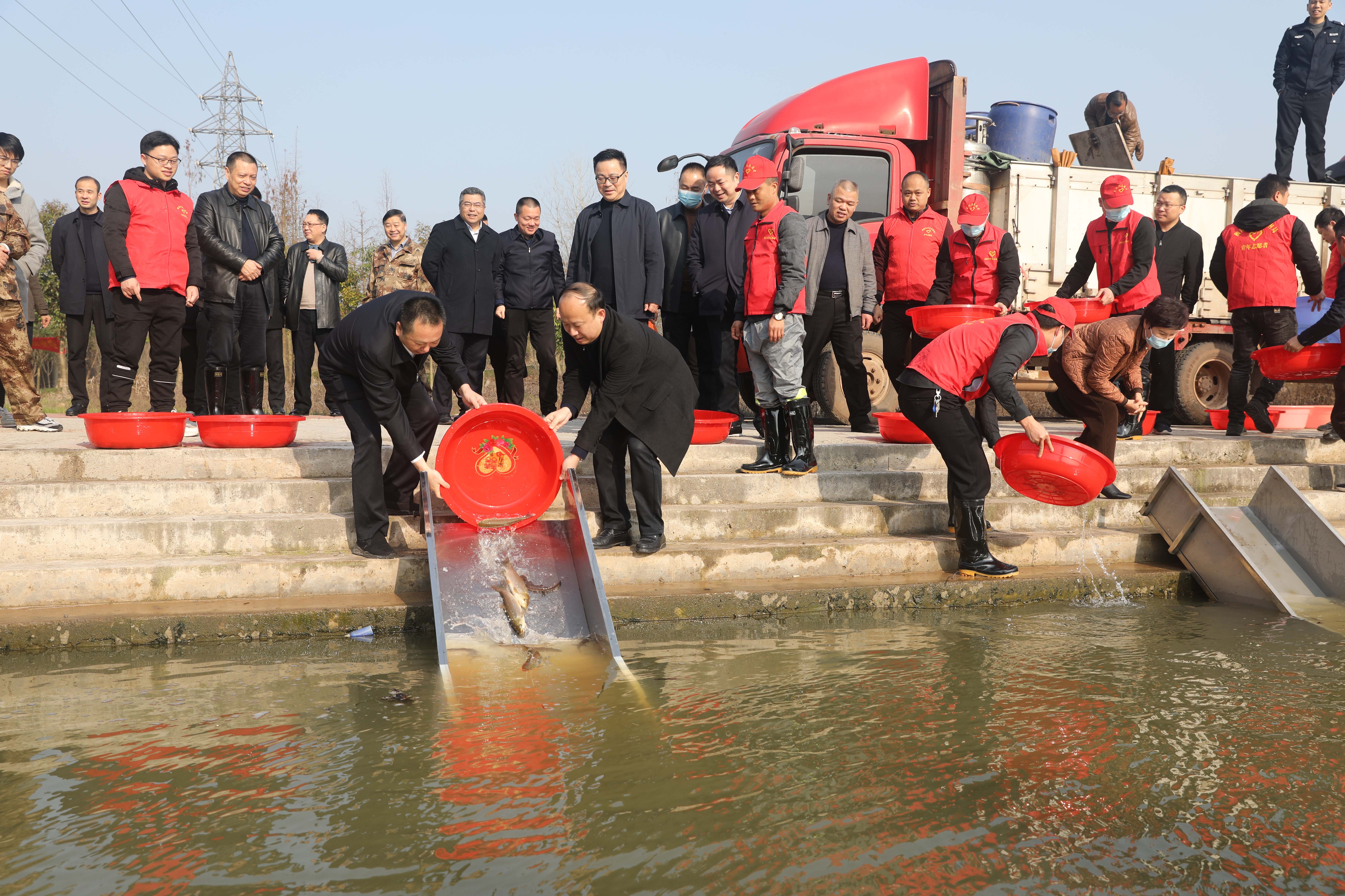 衡阳县委书记曾建华，衡阳县委副书记、县长孙浩正在投放鱼苗。.jpg