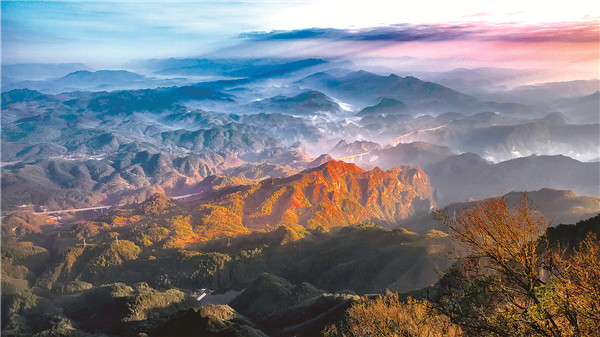 穿行在群山峻岭间的高速公路.jpg