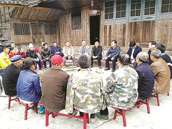 召开村民座谈会.jpg