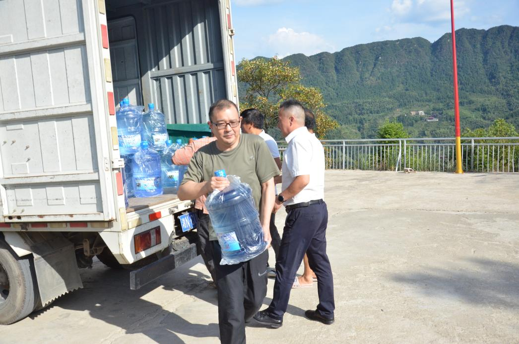 为三江镇龙山村易地扶贫搬迁集中安置点送去饮用水.png